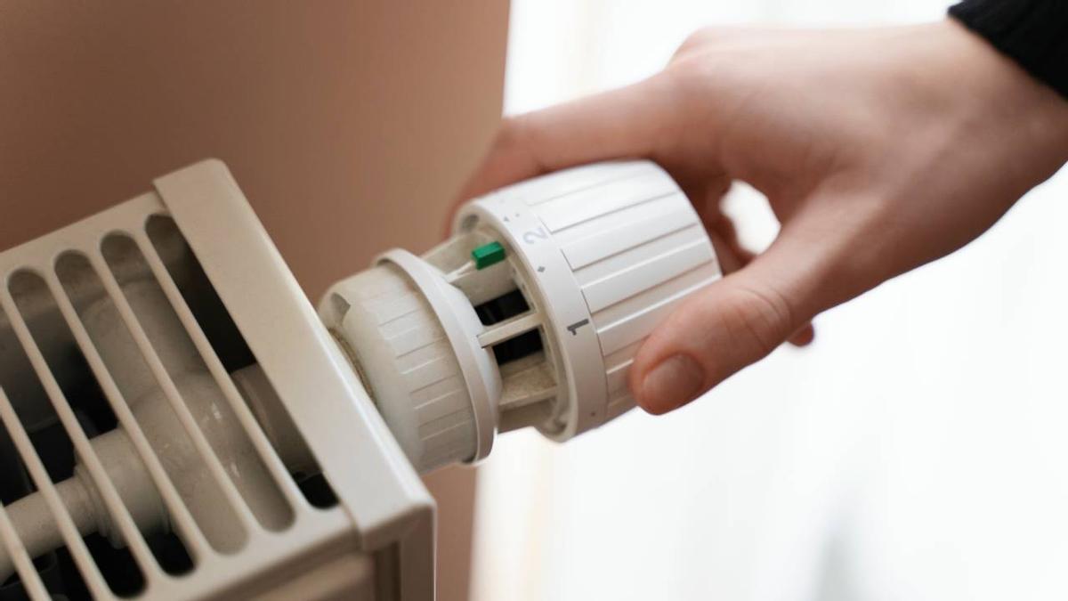 ¿Apagar la calefacción o mantenerla al mínimo? Las claves para ahorrar hasta un 40% en la factura
