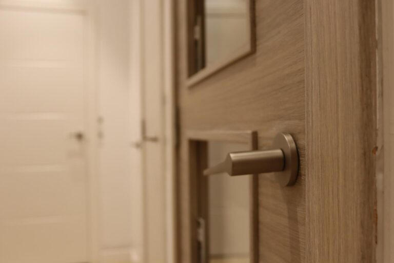 instalacion puertas interiores de madera Mataró Maresme Barcelona | Vista Servicios Integrales