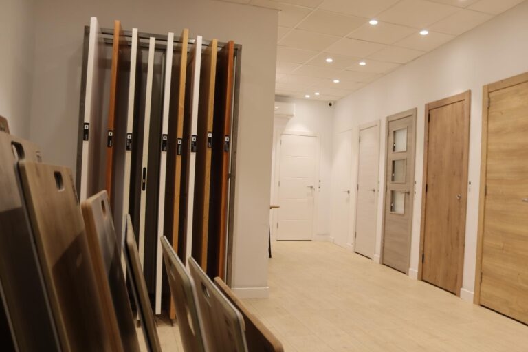 instalacion puertas interiores de madera Mataró Maresme Barcelona | Vista Servicios Integrales