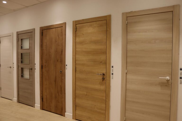 instalacion puertas interiores de madera Mataró Maresme Barcelona | Vista Servicios Integrales