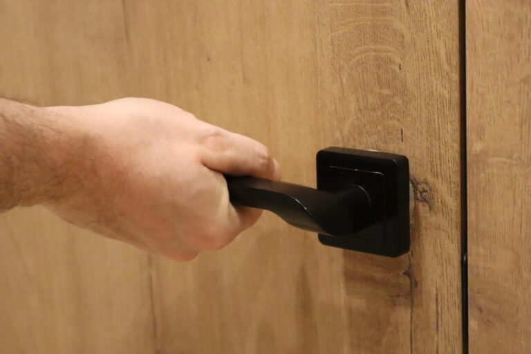 instalacion puertas interiores de madera Mataró Maresme Barcelona | Vista Servicios Integrales