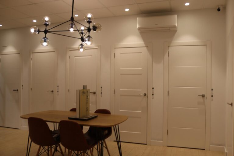 instalacion puertas interiores de madera Mataró Maresme Barcelona | Vista Servicios Integrales