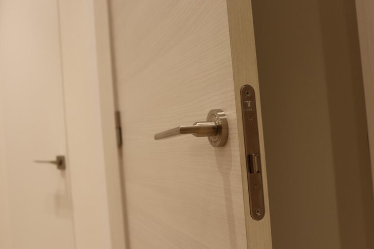 instalacion puertas interiores de madera Mataró Maresme Barcelona | Vista Servicios Integrales