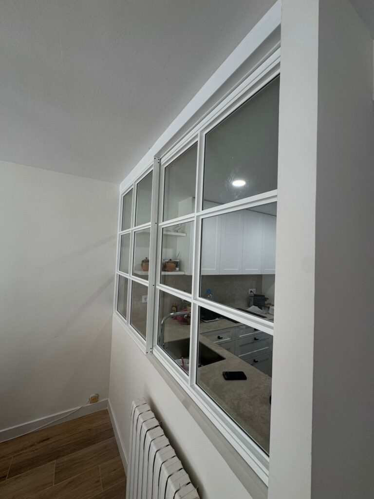 instalacion paneles interiores serie IDA de aluminio en Llavaneres | Vista Servicios Integrales