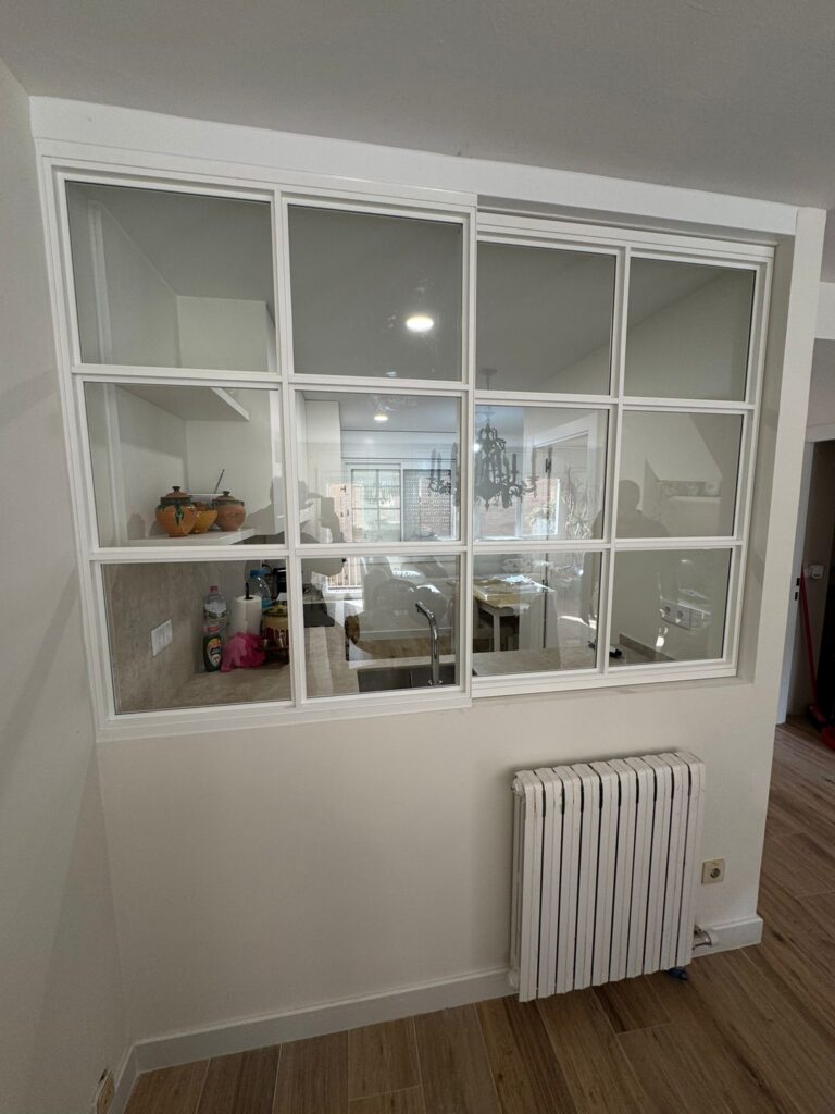 instalacion paneles interiores serie IDA de aluminio en Llavaneres | Vista Servicios Integrales