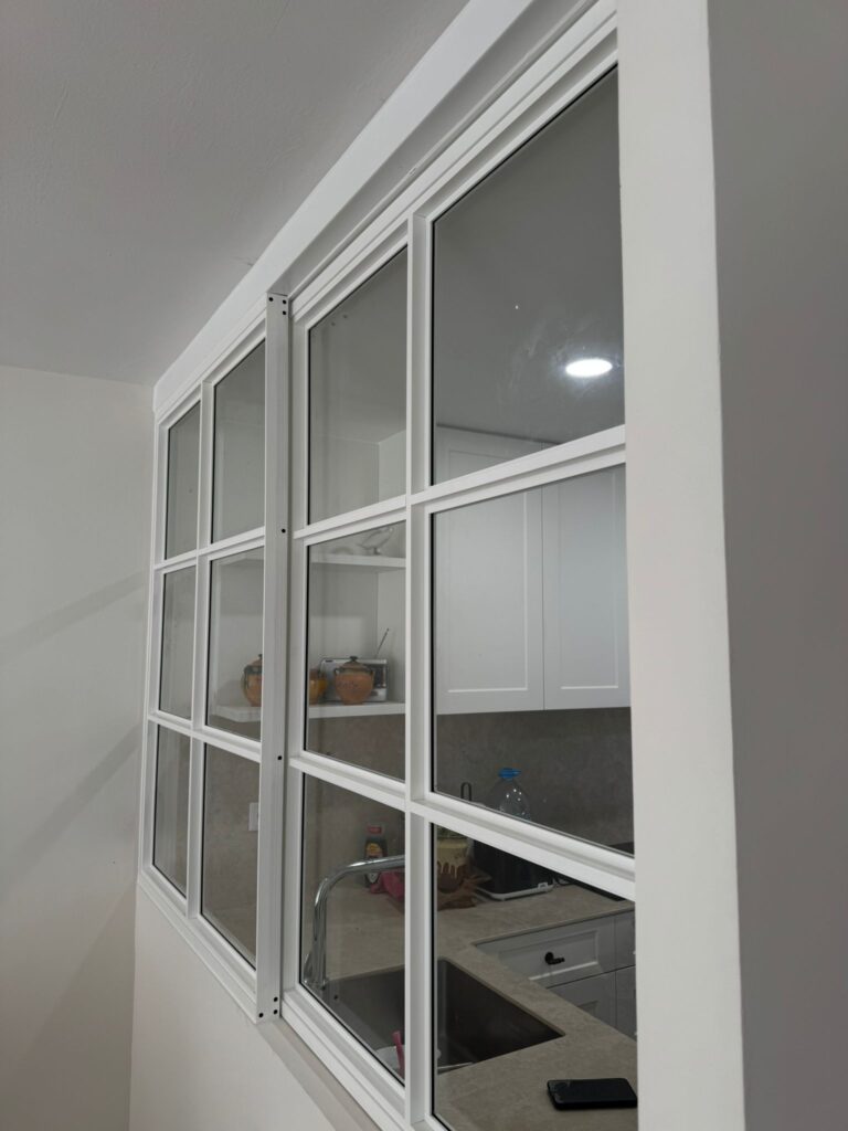 instalacion paneles interiores serie IDA de aluminio en Llavaneres | Vista Servicios Integrales