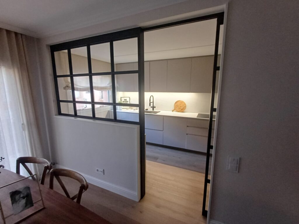 instalacion puertas y paneles interiores serie IDA de aluminio en Mataró | Vista Servicios Integrales