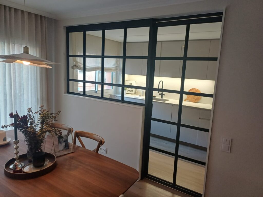 instalacion puertas y paneles interiores serie IDA de aluminio en Mataró | Vista Servicios Integrales