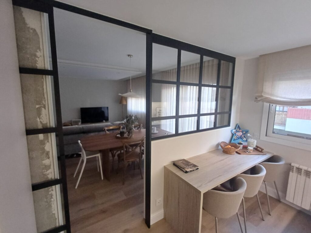 instalacion puertas y paneles interiores serie IDA de aluminio en Mataró | Vista Servicios Integrales