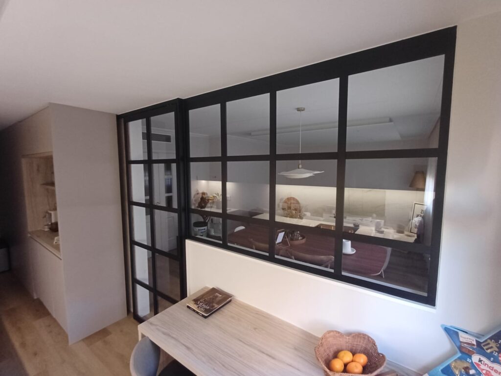 instalacion puertas y paneles interiores serie IDA de aluminio en Mataró | Vista Servicios Integrales