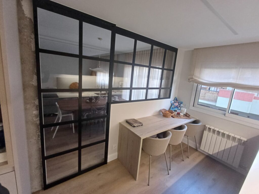 instalacion puertas y paneles interiores serie IDA de aluminio en Mataró | Vista Servicios Integrales