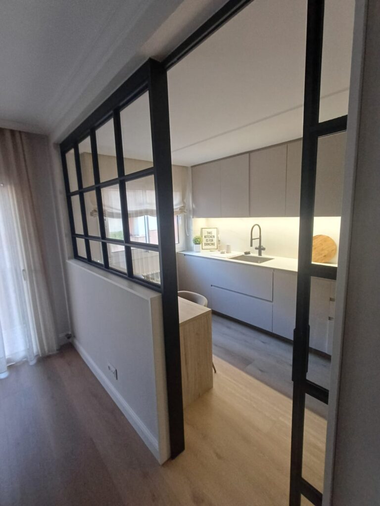 instalacion puertas y paneles interiores serie IDA de aluminio en Mataró | Vista Servicios Integrales