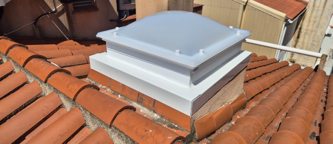 Instalación de claraboya bivalva eléctrica con mando a distancia en Mataró