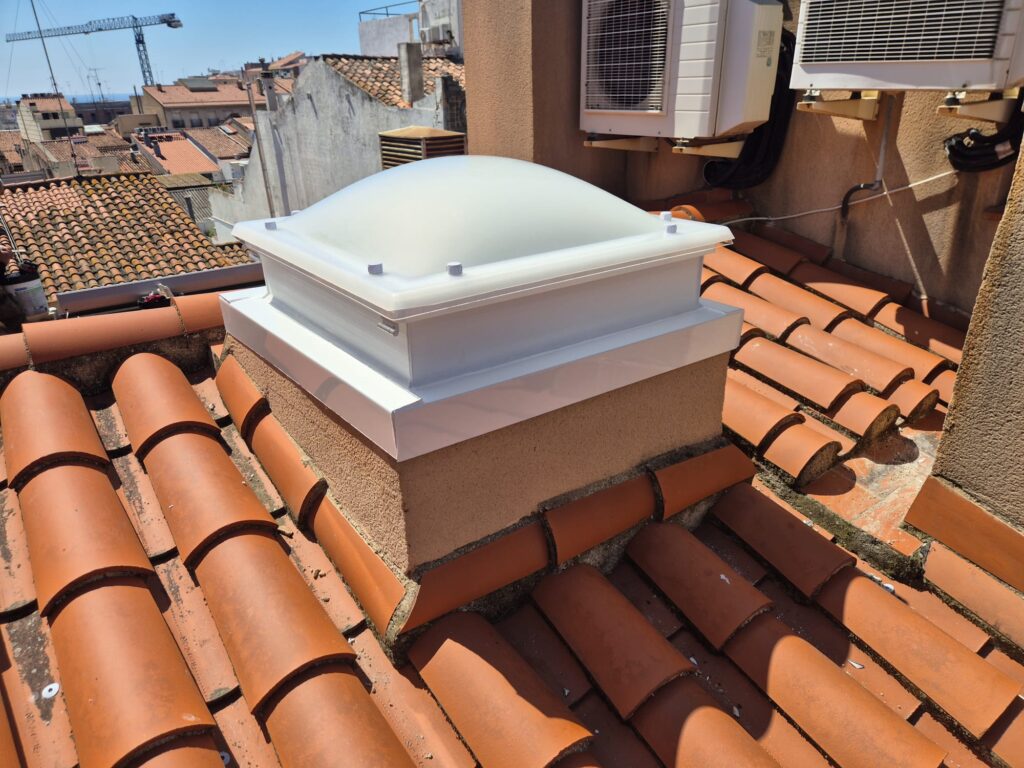 Instalación de claraboya bivalva eléctrica con mando a distancia en Mataró