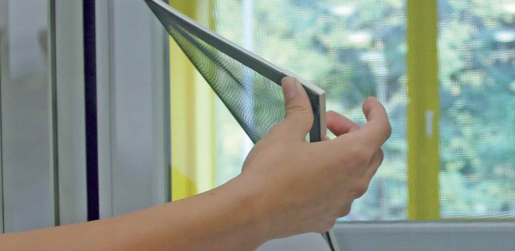 Instalación de mosquiteras a medida en una vivienda de Mataró realizada por Vista Servicios Integrales.