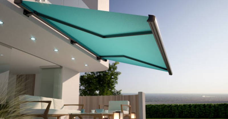 Comparativa entre toldo y pérgola instalada en terraza de vivienda en Mataró por Vista Servicios Integrales.